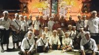 ANGGOTA Sanggar Seni Githa Ayodya Kencana, foto bersama usai ngayah nopeng di Pura Agung Jagatnatha Denpasar, pada hari raya Saraswati, Sabtu (16/12/2023). Foto: ist ANGGOTA Sanggar Seni Githa Ayodya Kencana, foto bersama usai ngayah nopeng di Pura Agung Jagatnatha Denpasar, pada hari raya Saraswati, Sabtu (16/12/2023). Foto: ist
