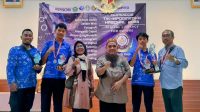 KEPALA SMP Sapta Andika Denpasar, I Gede Eka Nuryada (paling kanan) foto bersama Tim Robotik SMP Sapta Andika Denpasar yang erhasil meraih peringkat tiga Olimpiade TIK & Informatika Nasional (OTN) ke-5 PGRI Tahun 2023 yang dihelat di Universitas Islam 45 (Unisma) Bekasi, Jawa Barat, pada 16-17 Desember 2023. Foto: ist KEPALA SMP Sapta Andika Denpasar, I Gede Eka Nuryada (paling kanan) foto bersama Tim Robotik SMP Sapta Andika Denpasar yang erhasil meraih peringkat tiga Olimpiade TIK & Informatika Nasional (OTN) ke-5 PGRI Tahun 2023 yang dihelat di Universitas Islam 45 (Unisma) Bekasi, Jawa Barat, pada 16-17 Desember 2023. Foto: ist