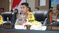 KAPOLDA Bali Inspektur Jenderal Polisi Ida Bagus Kade Putra Narendra, saat rapat kesiapan pengamanan malam pergantian tahun baru 2023, Jumat (29/12/2023). Foto: ist KAPOLDA Bali Inspektur Jenderal Polisi Ida Bagus Kade Putra Narendra, saat rapat kesiapan pengamanan malam pergantian tahun baru 2023, Jumat (29/12/2023). Foto: ist