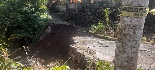 JALAN di wilayah Banjar Guliang Kangin, Desa Tamanbali, Kecamatan Bangli jebol akibat derasnya air hujan pada Minggu (3/12/2023) malam. Foto: ist