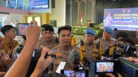 KAPOLDA Bali, Irjen IB Kade Putra Narendra, dalam jumpa pers akhir tahun terkait capaian kinerja Polda Bali, Kamis (28/12/2023). Foto: hen KAPOLDA Bali, Irjen IB Kade Putra Narendra, dalam jumpa pers akhir tahun terkait capaian kinerja Polda Bali, Kamis (28/12/2023). Foto: hen