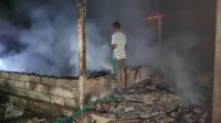 BANGUNAN rumah dan dapur semipermanen yang terbuat dari papan kayu milik warga di Banjar Tamantanda, Desa Batunya, Kecamatan Baturiti, ludes terbakar, Senin (4/12/2023) malam. Foto: ist BANGUNAN rumah dan dapur semipermanen yang terbuat dari papan kayu milik warga di Banjar Tamantanda, Desa Batunya, Kecamatan Baturiti, ludes terbakar, Senin (4/12/2023) malam. Foto: ist
