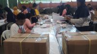PROSES pelipatan surat suara Pemilu 2024 di gudang logistik KPU Denpasar di GOR Kompyang Sujana, Denbar, Rabu (13/12/2023). Foto: ist PROSES pelipatan surat suara Pemilu 2024 di gudang logistik KPU Denpasar di GOR Kompyang Sujana, Denbar, Rabu (13/12/2023). Foto: ist