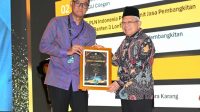PENYERAHAN penghargaan Green Leadership Utama oleh Wakil Presiden RI Ma’ruf Amin (kanan) kepada Direktur Utama PLN Darmawan Prasodjo (kiri) pada ajang Anugerah Lingkungan PROPER dan Kinerja Pengelolaan Lingkungan Hidup Daerah, Rabu (20/12/2023). Foto: ist PENYERAHAN penghargaan Green Leadership Utama oleh Wakil Presiden RI Ma’ruf Amin (kanan) kepada Direktur Utama PLN Darmawan Prasodjo (kiri) pada ajang Anugerah Lingkungan PROPER dan Kinerja Pengelolaan Lingkungan Hidup Daerah, Rabu (20/12/2023). Foto: ist