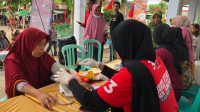 PENGOBATAN gratis oleh RS Apung Laksamana Malahayati PDIP sebagai wujud komitmen Ganjar Mahfud di bidang kesehatan masyarakat di Lapangan Serbaguna, Kelurahan Sadia, Kecamatan Mpunda, Kota Bima, Kamis (21/12/2023). Foto: ist PENGOBATAN gratis oleh RS Apung Laksamana Malahayati PDIP sebagai wujud komitmen Ganjar Mahfud di bidang kesehatan masyarakat di Lapangan Serbaguna, Kelurahan Sadia, Kecamatan Mpunda, Kota Bima, Kamis (21/12/2023). Foto: ist