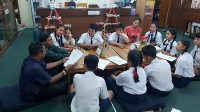KEPALA SMPN 7 Denpasar, I Wayan Sugianta, memberikan motivasi para penulis dalam rangka berkarya. Foto: ist KEPALA SMPN 7 Denpasar, I Wayan Sugianta, memberikan motivasi para penulis dalam rangka berkarya. Foto: ist