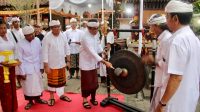 WALI Kota dan Wakil Wali Kota Denpasar, I Gusti Ngurah Jaya Negara dan I Kadek Agus Arya Wibawa, saat membuka Perayaan Rahina Suci Saraswati MWBW di Pura Dalem Pauman Pedungan, Sabtu (16/12/2023). Foto: ist WALI Kota dan Wakil Wali Kota Denpasar, I Gusti Ngurah Jaya Negara dan I Kadek Agus Arya Wibawa, saat membuka Perayaan Rahina Suci Saraswati MWBW di Pura Dalem Pauman Pedungan, Sabtu (16/12/2023). Foto: ist