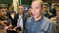HASYIM Asy’ari saat melayani pertanyaan media usai sidak gudang logistik KPU Denpasar, Rabu (13/12/2023) malam lalu. Foto: hen HASYIM Asy’ari saat melayani pertanyaan media usai sidak gudang logistik KPU Denpasar, Rabu (13/12/2023) malam lalu. Foto: hen