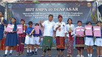 KASEK I Wayan Sumiara, foto bersama Ngakan Made Samudra dan siswa peraih juara pada puncak HUT ke-39 SMPN 10 Denpasar, Kamis (7/12/2023). Foto: tra KASEK I Wayan Sumiara, foto bersama Ngakan Made Samudra dan siswa peraih juara pada puncak HUT ke-39 SMPN 10 Denpasar, Kamis (7/12/2023). Foto: tra
