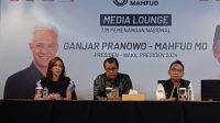 DEPUTI Politik 5.0 TPN Ganjar-Mahfud, Andi Widjajanto (tengah), menyampaikan hasil survei internal TPN Ganjar-Mahfud, Kamis (28/12/2023). Foto: ist DEPUTI Politik 5.0 TPN Ganjar-Mahfud, Andi Widjajanto (tengah), menyampaikan hasil survei internal TPN Ganjar-Mahfud, Kamis (28/12/2023). Foto: ist