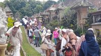 KUNJUNGAN wisatawan ke Desa Wisata Penglipuran semakin meningkat menjelang akhir tahun 2023 ini. Pada Kamis (28/12/2023) kunjungan mencapai 9.000 orang. Foto: ist KUNJUNGAN wisatawan ke Desa Wisata Penglipuran semakin meningkat menjelang akhir tahun 2023 ini. Pada Kamis (28/12/2023) kunjungan mencapai 9.000 orang. Foto: ist