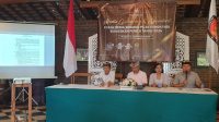 YOGI Indra Permana (kanan) saat memaparkan materi dalam riung media KPU Badung, Kamis (28/12/2023). Foto: hen YOGI Indra Permana (kanan) saat memaparkan materi dalam riung media KPU Badung, Kamis (28/12/2023). Foto: hen