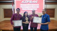 KETUA Tim Si Sekat, I Ketut Budiarsa (paling kiri), bersama Ketua Tim Melanoid by Saka, I Gede Eka Nuryada, foto bersama Kabid Pembinaan Ketenagaan, Made Ayu Agustini, dan Kabid Pembinaan SMP Disdikpora Kota Denpasar, AA Putu Gede Astara (paling kanan) usai menerima penghargaan ‘Inovasi Bentuk Lainnya’ dalam Kompetisi Inovasi Perangkat Daerah (Kiprah) Kota Denpasar Tahun 2023. Foto: ist KETUA Tim Si Sekat, I Ketut Budiarsa (paling kiri), bersama Ketua Tim Melanoid by Saka, I Gede Eka Nuryada, foto bersama Kabid Pembinaan Ketenagaan, Made Ayu Agustini, dan Kabid Pembinaan SMP Disdikpora Kota Denpasar, AA Putu Gede Astara (paling kanan) usai menerima penghargaan ‘Inovasi Bentuk Lainnya’ dalam Kompetisi Inovasi Perangkat Daerah (Kiprah) Kota Denpasar Tahun 2023. Foto: ist