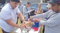 PETUGAS melakukan vaksinasi untuk menekan penyebaran kasus rabies melalui anjing. Tercatat ada sebanyak 77.092 ekor estimasi populasi anjing di Kabupaten Karangasem. Dari jumlah tersebut, sebanyak 76,45 persen atau 59.938 ekor sudah divaksinasi. Foto: ist PETUGAS melakukan vaksinasi untuk menekan penyebaran kasus rabies melalui anjing. Tercatat ada sebanyak 77.092 ekor estimasi populasi anjing di Kabupaten Karangasem. Dari jumlah tersebut, sebanyak 76,45 persen atau 59.938 ekor sudah divaksinasi. Foto: ist