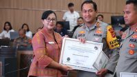 KEPALA Ombudsman RI Perwakilan Bali, Ni Nyoman Sri Widhiyanti, menyerahkan penghargaan kepatuhan penyelenggaraan pelayanan publik 2023 kepada Kapolres Tabanan, AKBP Leo Dedy Defretes, di Gedung Rupatama, Jumat (12/1/2024). Foto: ist KEPALA Ombudsman RI Perwakilan Bali, Ni Nyoman Sri Widhiyanti, menyerahkan penghargaan kepatuhan penyelenggaraan pelayanan publik 2023 kepada Kapolres Tabanan, AKBP Leo Dedy Defretes, di Gedung Rupatama, Jumat (12/1/2024). Foto: ist