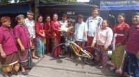 KADISDIKPORA Kota Denpasar, AA Gede Wiratama; bersama Kepala SMPN 9 Denpasar, Ni Wayan Raiyani, beserta para guru menyerahkan tali asih kepada keluarga siswa SMPN 9 Denpasar, I Wayan Okta Pratama Putra, yang beberapa waktu lalu mengalami musibah kebakaran, Kamis (18/1/2024). Foto: tra KADISDIKPORA Kota Denpasar, AA Gede Wiratama; bersama Kepala SMPN 9 Denpasar, Ni Wayan Raiyani, beserta para guru menyerahkan tali asih kepada keluarga siswa SMPN 9 Denpasar, I Wayan Okta Pratama Putra, yang beberapa waktu lalu mengalami musibah kebakaran, Kamis (18/1/2024). Foto: tra