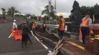 TROTOAR di jembatan Titi Sudamala yang terletak di wilayah Manik Mas, Desa Besakih, Kecamatan Rendang, Karangasem rusak hingga nyaris jebol, Kamis (18/1/2024). Foto: ist TROTOAR di jembatan Titi Sudamala yang terletak di wilayah Manik Mas, Desa Besakih, Kecamatan Rendang, Karangasem rusak hingga nyaris jebol, Kamis (18/1/2024). Foto: ist
