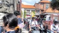 AKSI yang tergerak aktif di beberapa titik tempat sekitar kampus bukit jimbaran, kampus sudirman, kampus sanglah, pertigaan SMAN 2 Denpasar dan lingkungan sekitar kampus Sudirman bertebaran individu-individu pejuang-pemikir yang turun di jalan-jalannya, di bawah terik matahari sampai senja hari membagi puluhan ribu selebaran berisi fakta keras akan isu yang sedang terjadi: pembalikan memori pelaku pelanggaran HAM dan busuknya politik dinasti. Foto: ist AKSI yang tergerak aktif di beberapa titik tempat sekitar kampus bukit jimbaran, kampus sudirman, kampus sanglah, pertigaan SMAN 2 Denpasar dan lingkungan sekitar kampus Sudirman bertebaran individu-individu pejuang-pemikir yang turun di jalan-jalannya, di bawah terik matahari sampai senja hari membagi puluhan ribu selebaran berisi fakta keras akan isu yang sedang terjadi: pembalikan memori pelaku pelanggaran HAM dan busuknya politik dinasti. Foto: ist