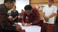 AGUS Tirta Suguna membubuhkan tanda tangan di nota kesepakatan disaksikan Ketua KPID Bali, Agus Astapa (kanan); dan Ketua KPAD Bali, Luh Gede Yastini (kiri). Foto: ist AGUS Tirta Suguna membubuhkan tanda tangan di nota kesepakatan disaksikan Ketua KPID Bali, Agus Astapa (kanan); dan Ketua KPAD Bali, Luh Gede Yastini (kiri). Foto: ist