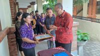 KADISDIKPORA Kota Denpasar, AA Gede Wiratama, meluncurkan Buku Tamu Digital di SDN 2 Penatih, Jumat (5/1/2024). Foto: tra KADISDIKPORA Kota Denpasar, AA Gede Wiratama, meluncurkan Buku Tamu Digital di SDN 2 Penatih, Jumat (5/1/2024). Foto: tra