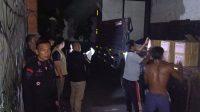 BURUH menurunkan boks surat suara dari truk ke gudang logistik KPU Denpasar di GOR Kompyang Sujana, Denpasar, Rabu (10/1/2024) tengah malam. Foto: ist BURUH menurunkan boks surat suara dari truk ke gudang logistik KPU Denpasar di GOR Kompyang Sujana, Denpasar, Rabu (10/1/2024) tengah malam. Foto: ist