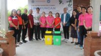 BUNDA Literasi Kota Denpasar, Sagung Antari Jaya Negara, meyerahkan bantuan CSRdari Astra Daihatsu Cokro, kepada SDN 9 Padangsambian pada Sabtu (27/1/2024). Foto: ist BUNDA Literasi Kota Denpasar, Sagung Antari Jaya Negara, meyerahkan bantuan CSRdari Astra Daihatsu Cokro, kepada SDN 9 Padangsambian pada Sabtu (27/1/2024). Foto: ist