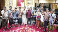 KETUA DPRD Badung, I Putu Parwata, berfoto dengan salah satu kelompok masyarakat di ruang kerjanya, Jumat (5/1/2024). Foto: ist KETUA DPRD Badung, I Putu Parwata, berfoto dengan salah satu kelompok masyarakat di ruang kerjanya, Jumat (5/1/2024). Foto: ist