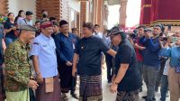 PJ. Gubernur Sang Made Mahendra Jaya tertawa bersama Bupati Giri Prasta dan para undangan saat menghadiri penyerahan berita acara pinjam-pakai Graha Pemilu Alaya Giri Nata, Kamis (11/1/2024). Foto: ist PJ. Gubernur Sang Made Mahendra Jaya tertawa bersama Bupati Giri Prasta dan para undangan saat menghadiri penyerahan berita acara pinjam-pakai Graha Pemilu Alaya Giri Nata, Kamis (11/1/2024). Foto: ist