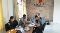 HERY Indrawan (kanan) saat memeriksa berkas pendaftaran PTPS di kantor Panwascam Kecamatan Mengwi. Foto: ist HERY Indrawan (kanan) saat memeriksa berkas pendaftaran PTPS di kantor Panwascam Kecamatan Mengwi. Foto: ist