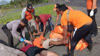 PETUGAS mengevakuasi dua mayat laki dan perempuan tanpa identitas yang ditemukan di pesisir pantai kawasan Pusat Kebudayaan Bali (PKB), Desa Gunaksa, Kecamatan Dawan, Jumat (12/1/2024). Foto: ist PETUGAS mengevakuasi dua mayat laki dan perempuan tanpa identitas yang ditemukan di pesisir pantai kawasan Pusat Kebudayaan Bali (PKB), Desa Gunaksa, Kecamatan Dawan, Jumat (12/1/2024). Foto: ist