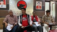 DEWA Made Mahayadnya (dua kiri) didampingi Ketua DPP Saga, Nahib Sodik (kiri); dan Pembina DPP Saga, Fahleza Munabari (dua kanan) saat memberi keterangan pers konser Pesta Rakyat, Jumat (19/1/2024). Foto: hen DEWA Made Mahayadnya (dua kiri) didampingi Ketua DPP Saga, Nahib Sodik (kiri); dan Pembina DPP Saga, Fahleza Munabari (dua kanan) saat memberi keterangan pers konser Pesta Rakyat, Jumat (19/1/2024). Foto: hen