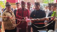 (KIRI-kanan) Rahmat Bagja, Hasyim Asy'ari, Sang Made Mahendra Jaya, dan Giri Prasta bersiap menggunting pita tanda diresmikannya Graha Pemilu Alaya Giri Nata, Kamis (11/1/2024). Foto: ist (KIRI-kanan) Rahmat Bagja, Hasyim Asy'ari, Sang Made Mahendra Jaya, dan Giri Prasta bersiap menggunting pita tanda diresmikannya Graha Pemilu Alaya Giri Nata, Kamis (11/1/2024). Foto: ist