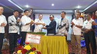 PUNCAK HUT ke-24 SMK PGRI 3 Denpasar ditandai dengan pemotongan tumpeng oleh Kasek I Nengah Madiadnyana, Rabu (24/12024). Foto: tra PUNCAK HUT ke-24 SMK PGRI 3 Denpasar ditandai dengan pemotongan tumpeng oleh Kasek I Nengah Madiadnyana, Rabu (24/12024). Foto: tra