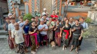 GUS Bota (baju merah) foto bersama para pendukung saat kampanye di salah satu wilayah di Badung. Selain mampu meningkatkan perolehan suara dibandingkan Pemilu 2019, dia juga tetap memuncaki peraih suara terbesar di Dapil Badung. Foto: ist GUS Bota (baju merah) foto bersama para pendukung saat kampanye di salah satu wilayah di Badung. Selain mampu meningkatkan perolehan suara dibandingkan Pemilu 2019, dia juga tetap memuncaki peraih suara terbesar di Dapil Badung. Foto: ist