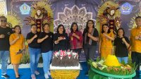 PUNCAK HUT ke-16 SMPN 12 Denpasar ditandai dengan pemotongan tumpeng dan kue ulang tahun, Jumat (23/2/2024). Foto: ist PUNCAK HUT ke-16 SMPN 12 Denpasar ditandai dengan pemotongan tumpeng dan kue ulang tahun, Jumat (23/2/2024). Foto: ist