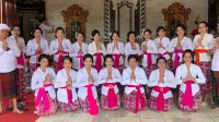 IBU-ibu PKK Banjar Eka Dharma, Desa Adat Pagan, Desa Sumerta Kauh, Mia Maharta, foto bersama usia ngaturang ayah tetabuhan saat piodalan di Banjar Eka Dharma, Sabtu (3/2/2024). Foto: ist IBU-ibu PKK Banjar Eka Dharma, Desa Adat Pagan, Desa Sumerta Kauh, Mia Maharta, foto bersama usia ngaturang ayah tetabuhan saat piodalan di Banjar Eka Dharma, Sabtu (3/2/2024). Foto: ist