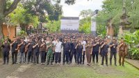 KOMISIONER Bawaslu Bali foto bersama Sentra Gakkumdu dan jajaran panwas seluruh Bali usai apel siaga pengawasan masa tenang di Bawaslu Bali, Sabtu (10/2/2024). Foto: hen KOMISIONER Bawaslu Bali foto bersama Sentra Gakkumdu dan jajaran panwas seluruh Bali usai apel siaga pengawasan masa tenang di Bawaslu Bali, Sabtu (10/2/2024). Foto: hen