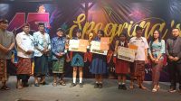 KASEK I Made Radita Berata (kanan) foto bersama peraih juara pada puncak peringatan HUT ke-45 SMP PGRI 5 Denpasar, Kamis (1/2/2024). Foto: tra KASEK I Made Radita Berata (kanan) foto bersama peraih juara pada puncak peringatan HUT ke-45 SMP PGRI 5 Denpasar, Kamis (1/2/2024). Foto: tra