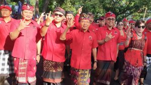 WAYAN Koster (tengah) saat memberi keterangan pers usai mendaftarkan caleg untuk DPRD Bali ke KPU Bali, Mei 2023 lalu. Foto: hen