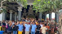 demer nusa dua Ket foto: Anggota Komisi VI DPR RI Dapil Bali, Gde Sumarjaya Linggih, foto bersama warga saat mengunjungi Nusa Penida, Kabupaten Klungkung.