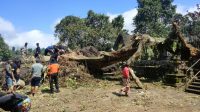 MUSIBAH bencana alam angin kencang merusak sejumlah bangunan karena tertimpa pohon tumbang, salah satunya yang terjadi di Pura Muncak Sari, Desa Sangketan, Kecamatan Penebel, Tabanan. Foto: ist MUSIBAH bencana alam angin kencang merusak sejumlah bangunan karena tertimpa pohon tumbang, salah satunya yang terjadi di Pura Muncak Sari, Desa Sangketan, Kecamatan Penebel, Tabanan. Foto: ist