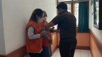 TERPIDANA kasus korupsi di BUMDes Mekar Laba Desa Temukus, dijemput jaksa. Foto: ist TERPIDANA kasus korupsi di BUMDes Mekar Laba Desa Temukus, dijemput jaksa. Foto: ist