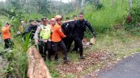 PETUGAS mengevakuasi pendaki yang meninggal di Gunung Agung, pada Kamis (14/3/2024) pagi pukul 07.12 Wita, selanjutnya dibawa menuju RSUD Karangasem dengan menggunakan mobil jenazah. Foto: ist PETUGAS mengevakuasi pendaki yang meninggal di Gunung Agung, pada Kamis (14/3/2024) pagi pukul 07.12 Wita, selanjutnya dibawa menuju RSUD Karangasem dengan menggunakan mobil jenazah. Foto: ist