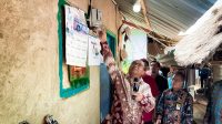 GENERAL Manager PT PLN (Persero) UIW NTB, Sudjarwo, menyalakan secara simbolis salah satu rumah warga penerima program penyalaan listrik gratis “Light Up The Dream” di wilayah Kabupaten Lobar. Foto: ist GENERAL Manager PT PLN (Persero) UIW NTB, Sudjarwo, menyalakan secara simbolis salah satu rumah warga penerima program penyalaan listrik gratis “Light Up The Dream” di wilayah Kabupaten Lobar. Foto: ist
