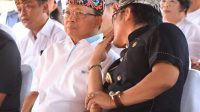 GIRI Prasta (kanan) berbisik kepada Koster dalam satu kegiatan di Badung. GIRI Prasta (kanan) berbisik kepada Koster dalam satu kegiatan di Badung.