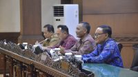 KETUA DPRD Bali, Nyoman Adi Wiryatama (dua kiri) membacakan agenda rapat paripurna DPRD Bali terkait Raperda Inisiatif Dewan tentang Pemberian Insentif-Kemudahan Investasi, Senin (18/3/2024). Foto: ist KETUA DPRD Bali, Nyoman Adi Wiryatama (dua kiri) membacakan agenda rapat paripurna DPRD Bali terkait Raperda Inisiatif Dewan tentang Pemberian Insentif-Kemudahan Investasi, Senin (18/3/2024). Foto: ist