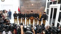 KETUA KPU RI, Hasyim Asy'ari (tengah) saat menyampaikan keterangan kepada awak media secara virtual di kantor KPU RI yang disaksikan melalui Facebook KPU NTB. Foto: ist KETUA KPU RI, Hasyim Asy'ari (tengah) saat menyampaikan keterangan kepada awak media secara virtual di kantor KPU RI yang disaksikan melalui Facebook KPU NTB. Foto: ist