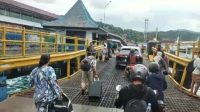 PENYEBERANGAN kapal dari Pelabuhan Padangbai, Karangasem, Bali menuju Pelabuhan Lembar, Lombok, Nusa Tenggara Barat (NTB) ditunda untuk sementara waktu akibat cuaca buruk, gelombang tinggi dan juga angin kencang yang melanda perairan Karangasem. Foto: ist PENYEBERANGAN kapal dari Pelabuhan Padangbai, Karangasem, Bali menuju Pelabuhan Lembar, Lombok, Nusa Tenggara Barat (NTB) ditunda untuk sementara waktu akibat cuaca buruk, gelombang tinggi dan juga angin kencang yang melanda perairan Karangasem. Foto: ist