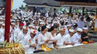 PEMKAB Bangli muspayang bhakti penganyar serangkaian Karya Ngusaba Kadasa Ida Bhatara Turun Kabeh di Pura Penataran Agung Besakih, Kamis (28/3/2024). Rombongan penganyar dipimpin Bupati Sang Nyoman Sedana Arta bersama Wakil Bupati I Wayan Diar. Foto: ist PEMKAB Bangli muspayang bhakti penganyar serangkaian Karya Ngusaba Kadasa Ida Bhatara Turun Kabeh di Pura Penataran Agung Besakih, Kamis (28/3/2024). Rombongan penganyar dipimpin Bupati Sang Nyoman Sedana Arta bersama Wakil Bupati I Wayan Diar. Foto: ist