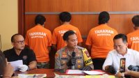 PELAKU penyalahguna narkoba saat dihadirkan pada pres rilis di Mapolres Buleleng, Senin (18/3/2024). Foto: ist PELAKU penyalahguna narkoba saat dihadirkan pada pres rilis di Mapolres Buleleng, Senin (18/3/2024). Foto: ist